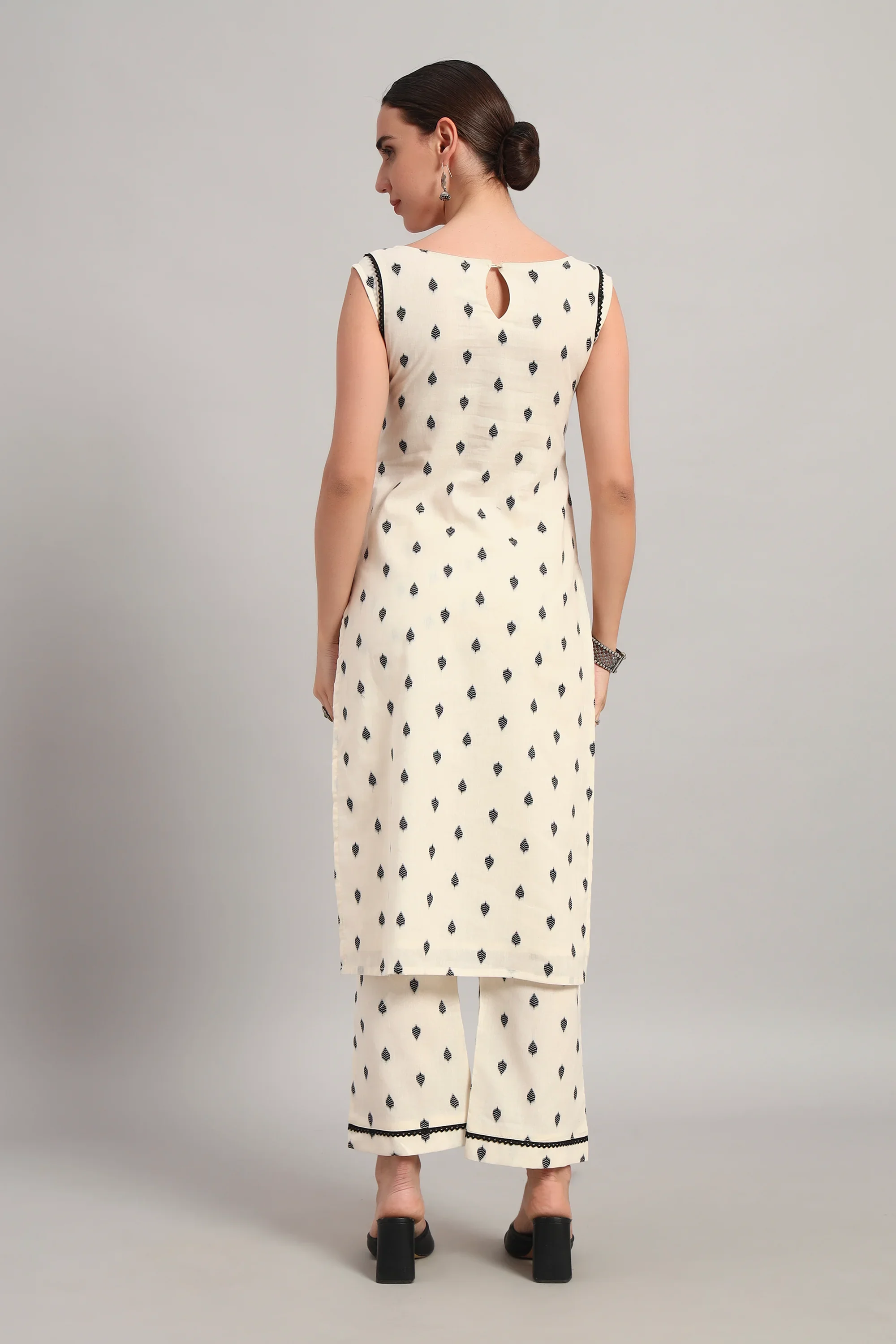 Subah Se Shaam Kurta Set, Beige Black Leafs - Image 7